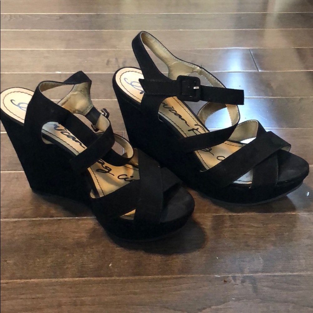 black strappy wedges